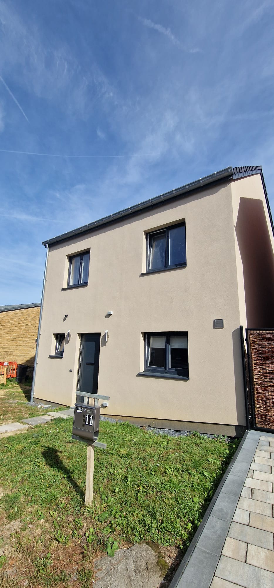 Façade d’une maison construite et rénovée au Luxembourg