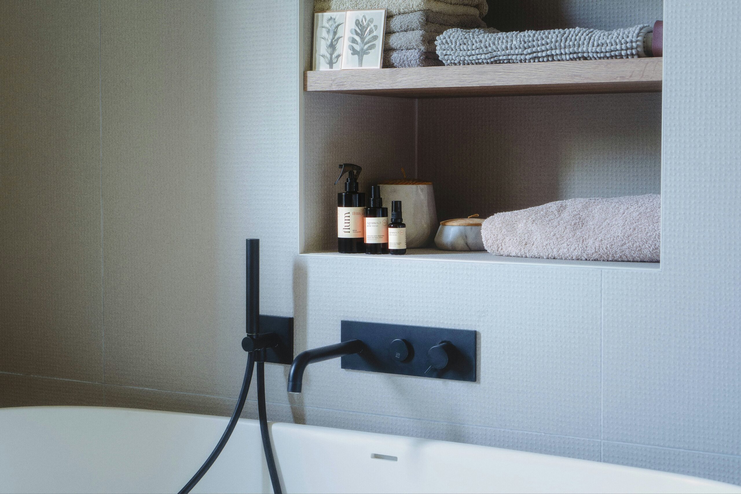 Salle de bains contemporaine avec baignoire et robinetterie noire